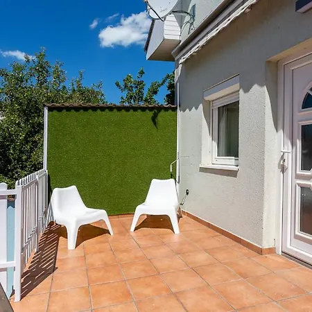 Kenyelmes, Legkondicionalt Haz Medencevel